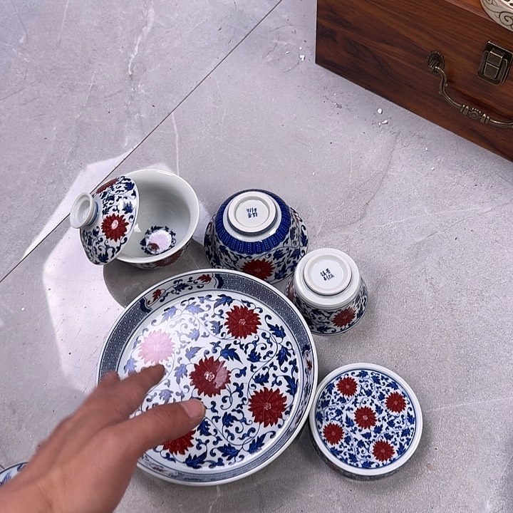 瓷片釉里红缠枝莲五件套