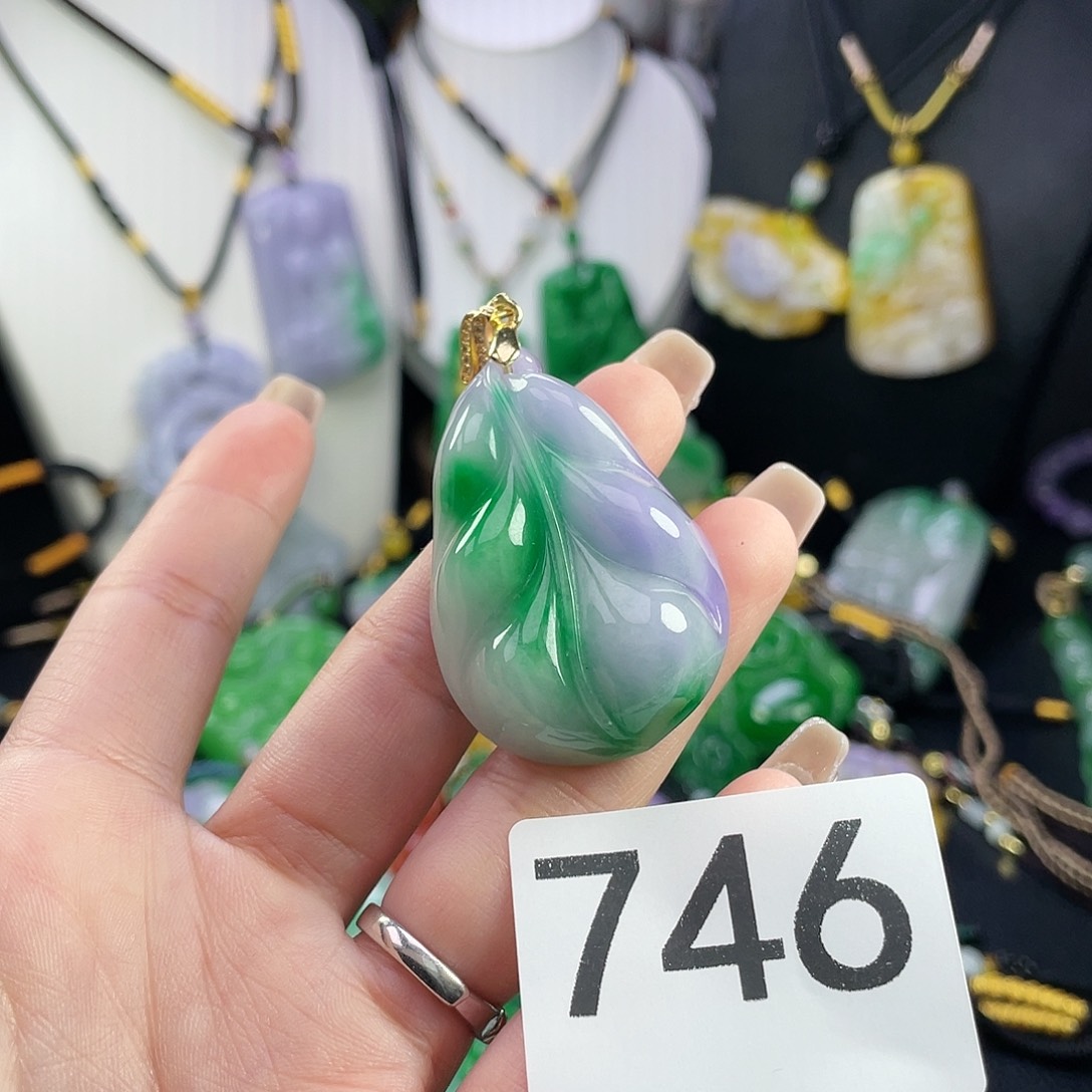 翡翠未镶嵌吊坠(赠链)