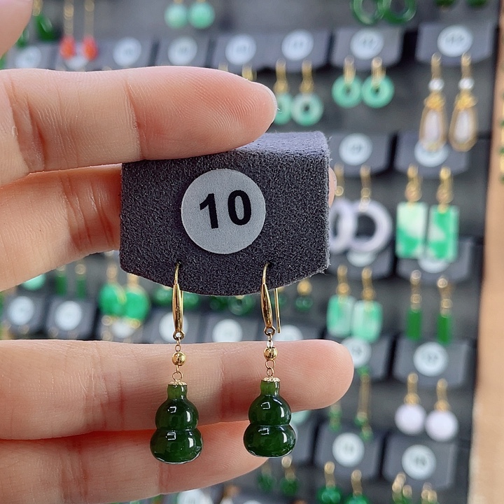 18K金镶嵌和田玉耳饰王**。