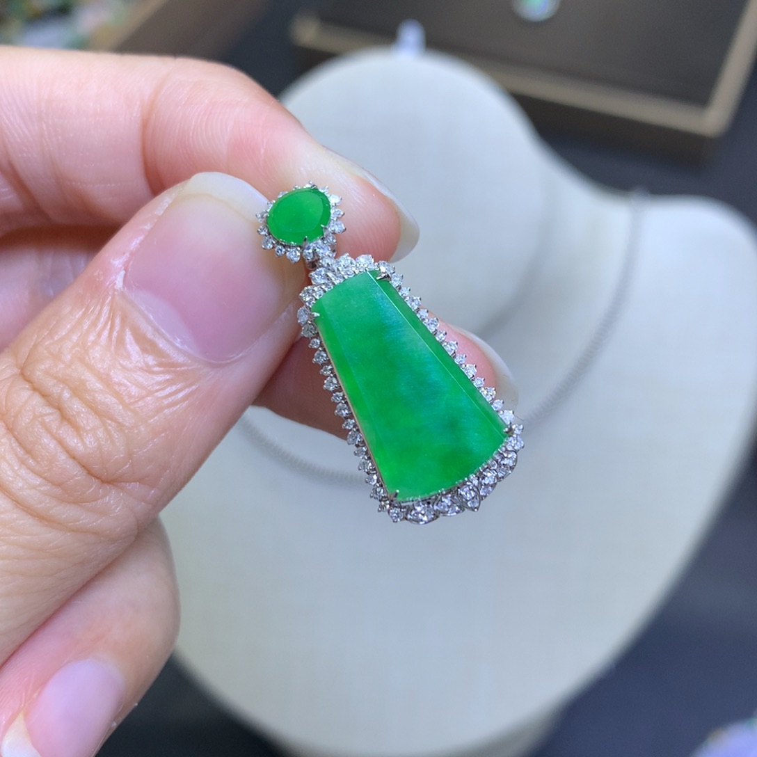 颈饰18K金镶嵌翡翠