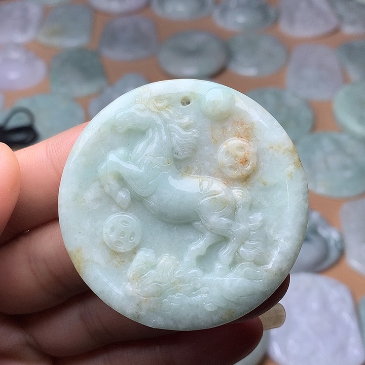 翡翠未镶嵌颈饰马牌