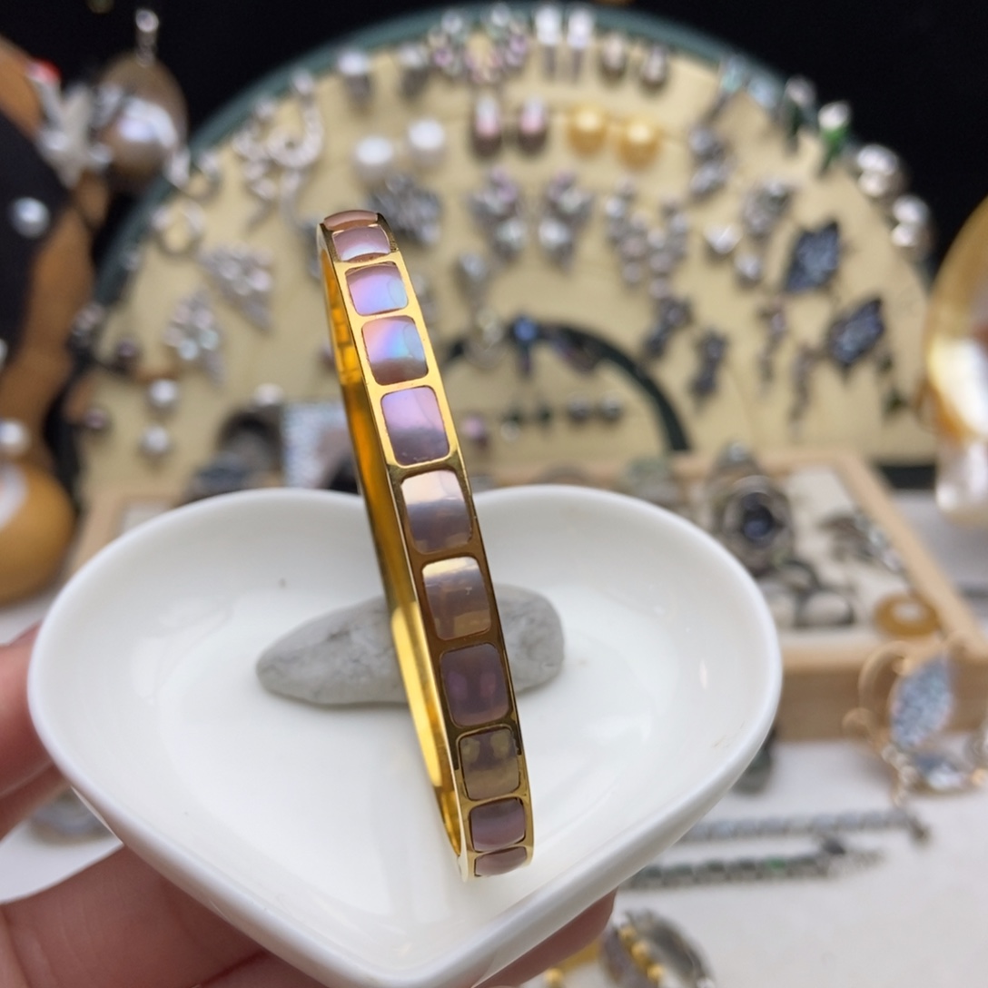 淡水珍珠钛钢画框炫彩淡水珍珠九片贵妃手镯