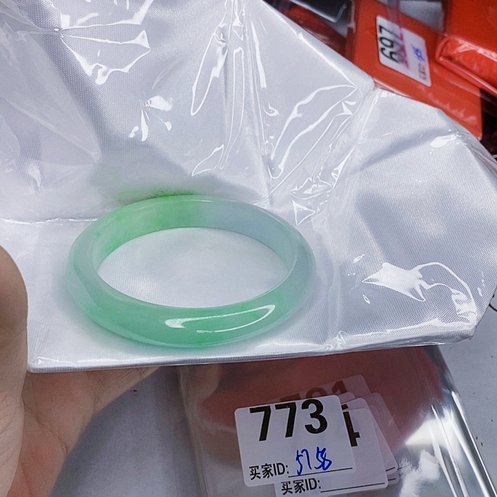 翡翠未镶嵌手镯一图一物实物为准（微瑕处理）