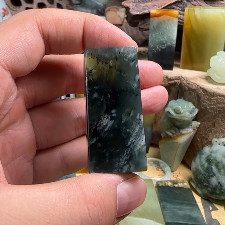 蛇纹石玉颈饰未镶嵌