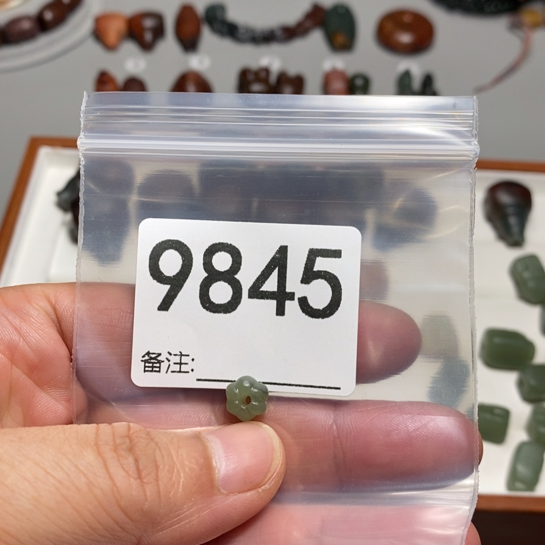 颈饰未镶嵌透闪石质玉蕾