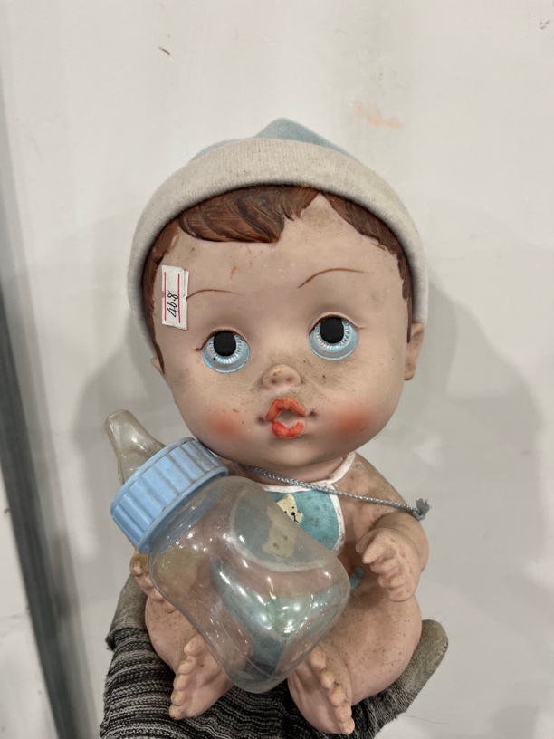 树脂可爱娃娃抱奶瓶有脏污可以清洗