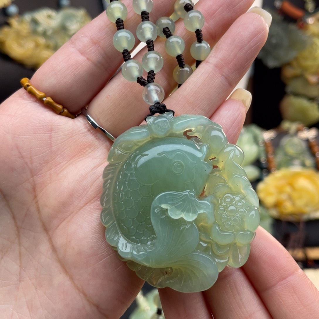 蛇纹石玉颈饰未镶嵌