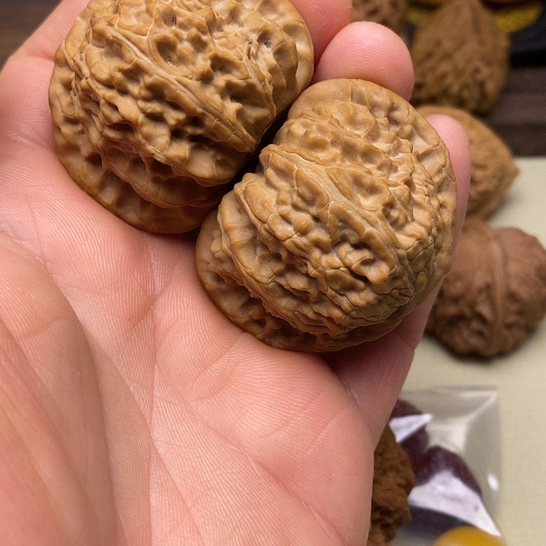 丁****文玩核桃把件球白