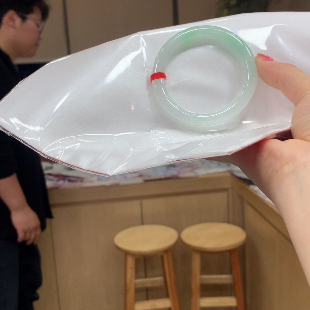 翡翠手镯未镶嵌不退不换