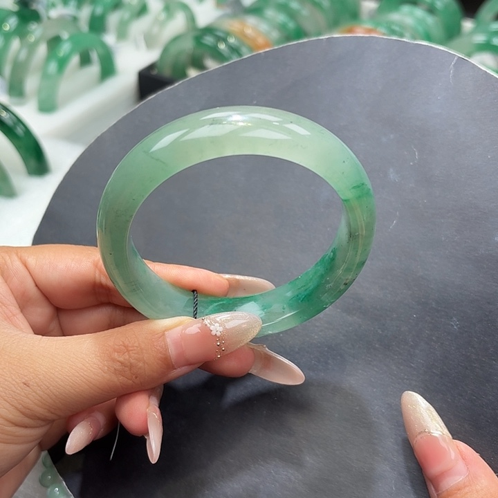 未镶嵌手镯石英质玉（非洲翠）