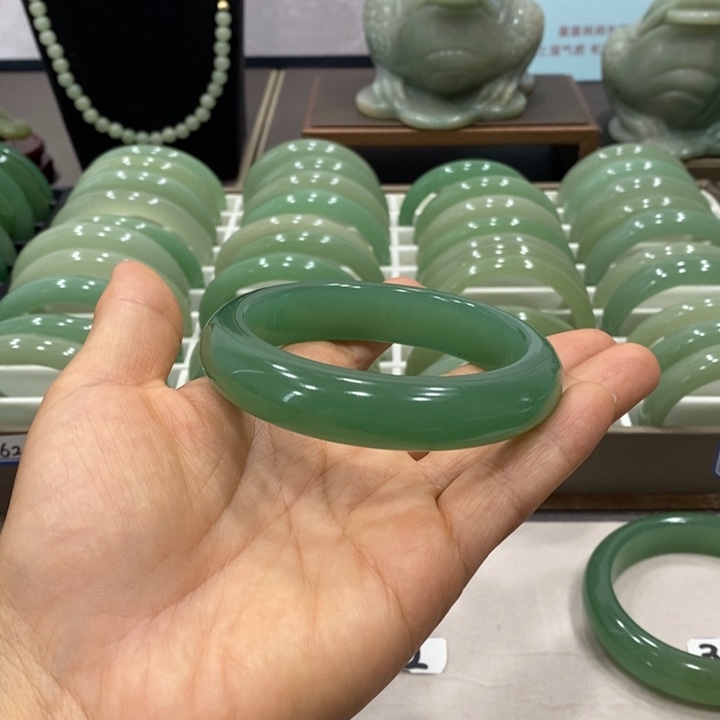 东陵石未镶嵌颈饰别****?