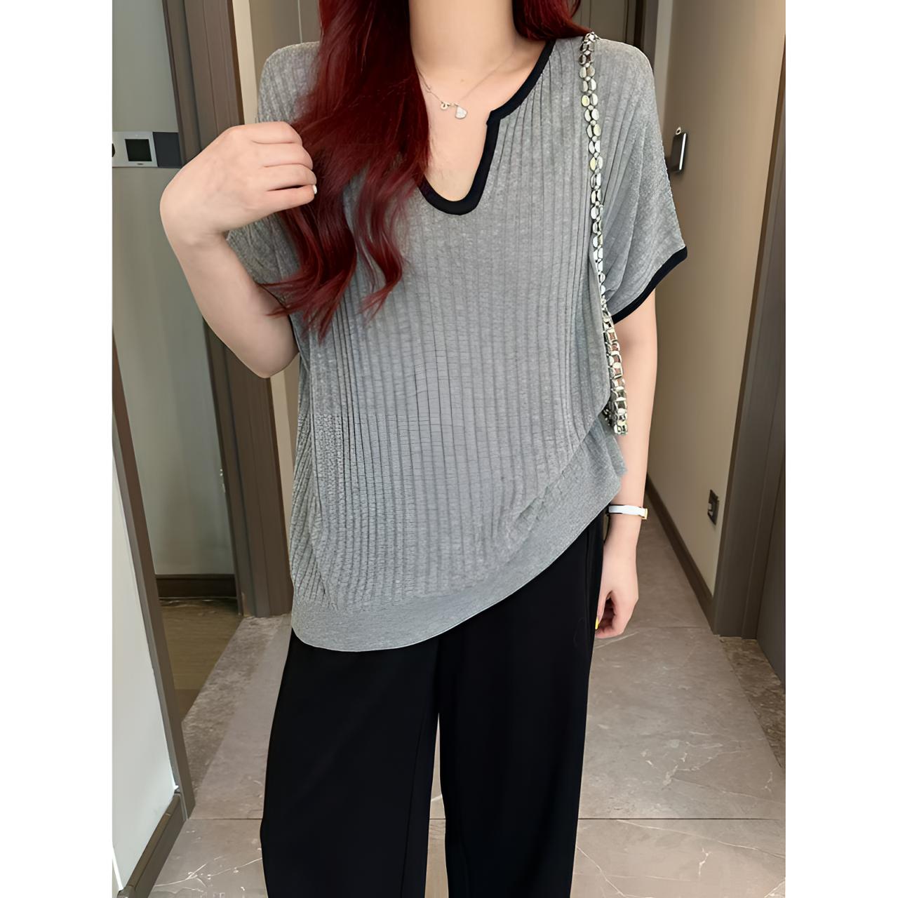  Xiaix【黑白坑条】显瘦时尚V领撞色设计坑条纹短袖T恤MS250529