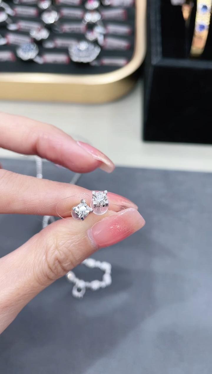 18K金镶嵌钻石耳饰牛头款 约0.60ct