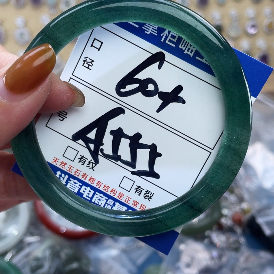 颈饰未镶嵌水晶多样性