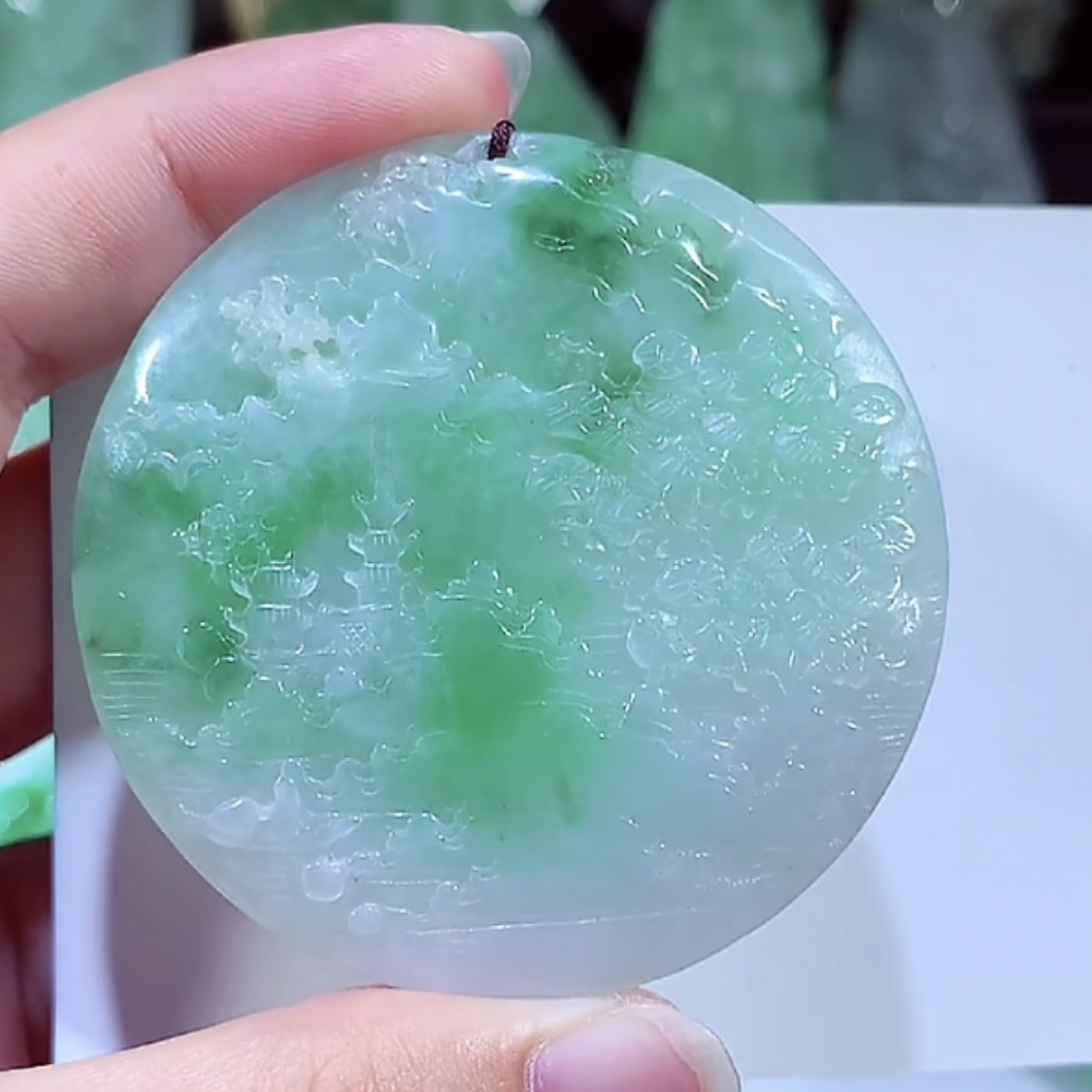 缅甸天然翡翠A货飘绿山水吊坠