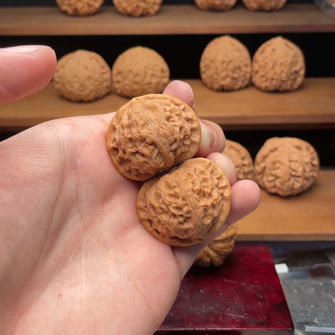 文玩核桃把件38红皮桃心圆润大肚宫灯