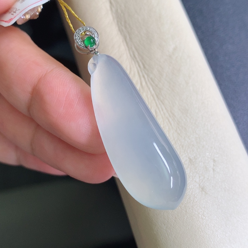 【闪购商品】翡翠颈饰18K金镶嵌福瓜