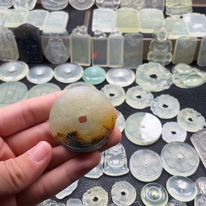 岫玉未镶嵌颈饰山鬼