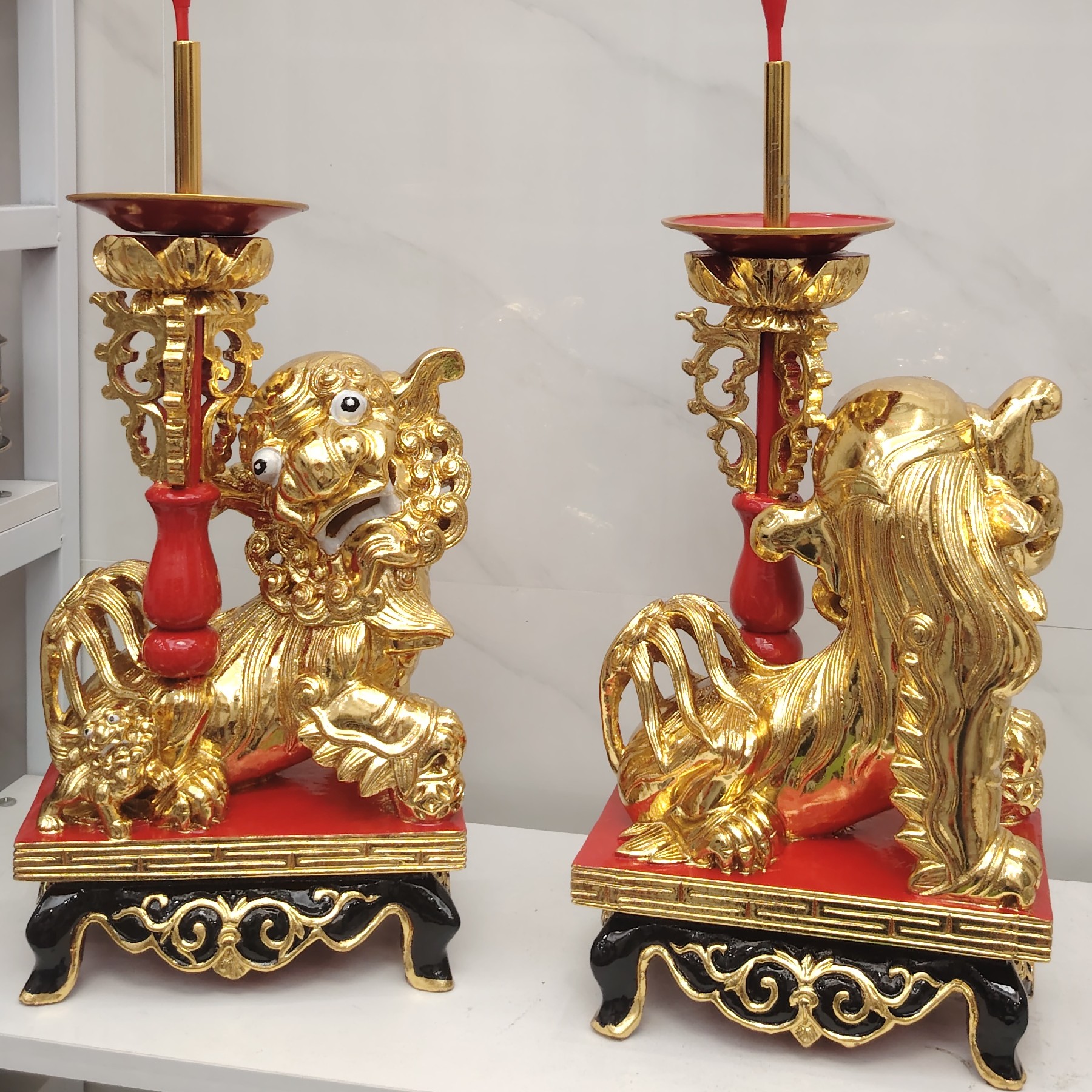 木雕贴金泊烛架狮