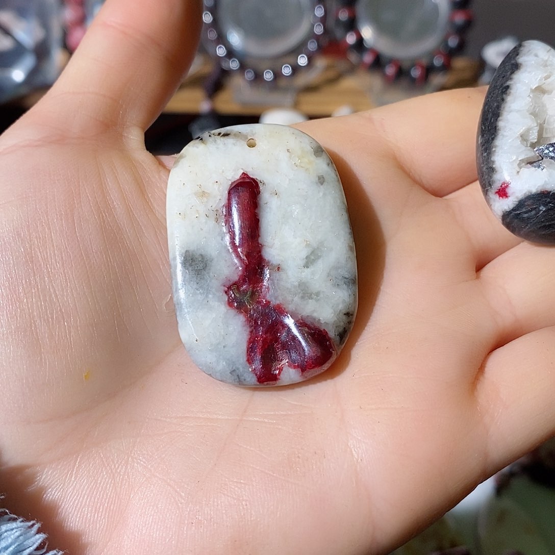 天然辰砂原石吊坠