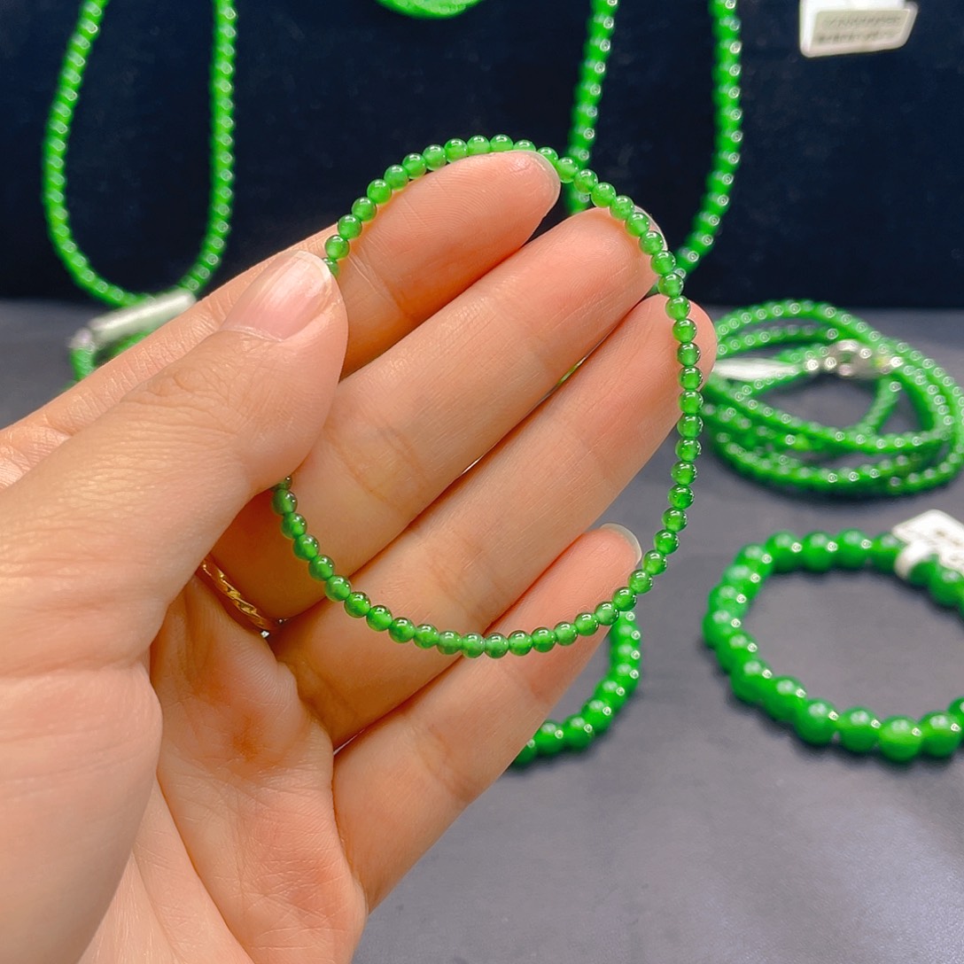 翡翠未镶嵌颈饰    