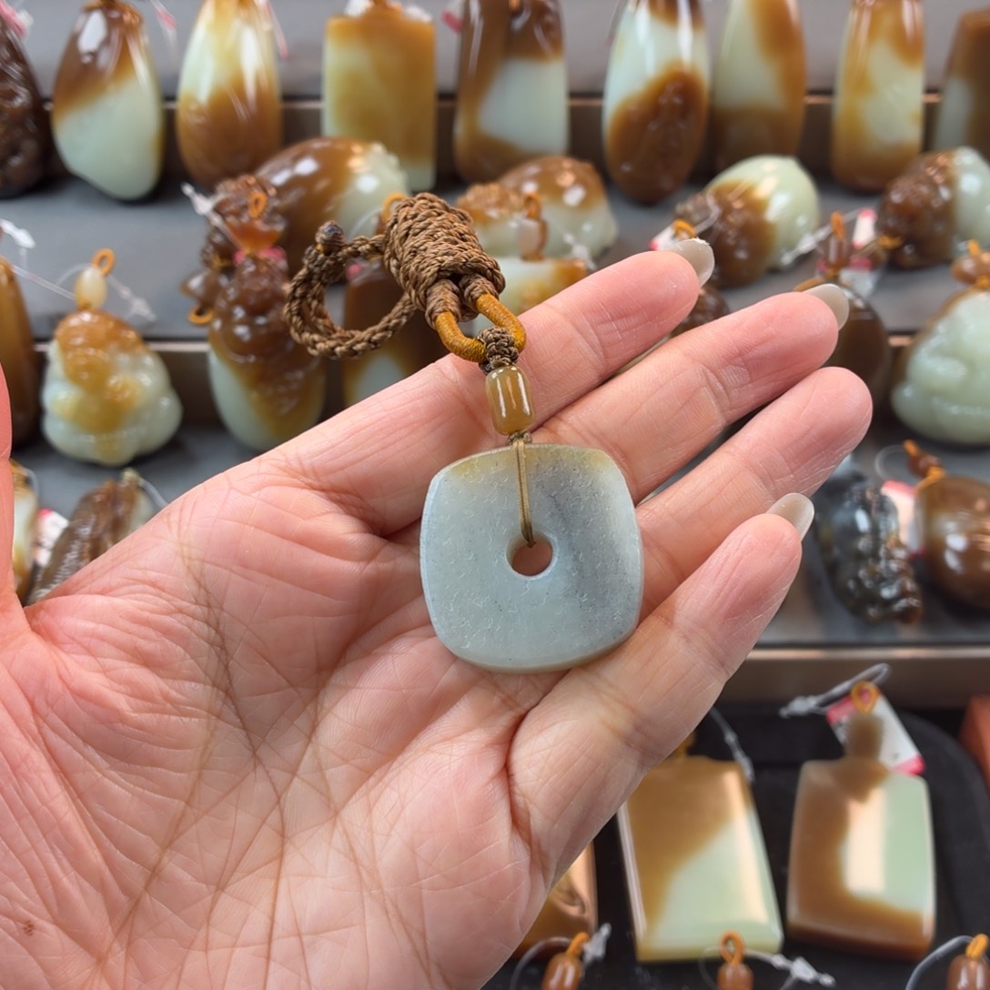 和田玉未镶嵌颈饰