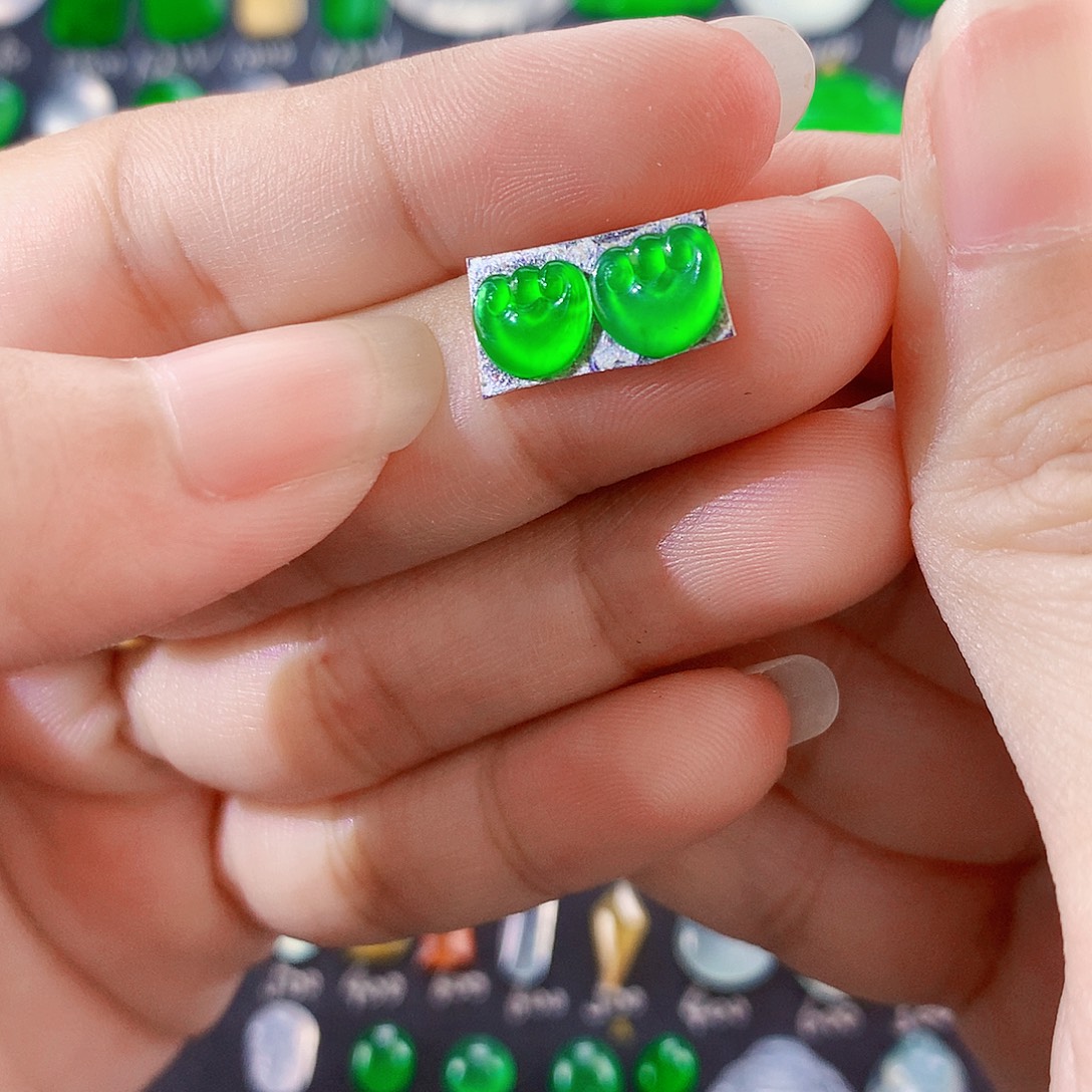 翡翠未镶嵌颈饰绿如意头一对