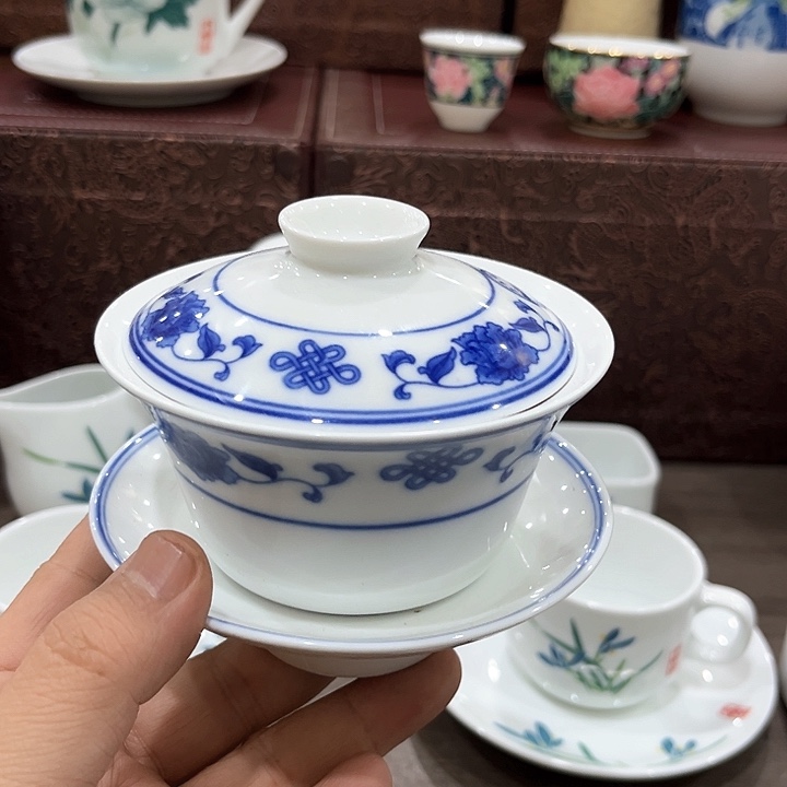 千*釉下五彩的瓷器和瓷器