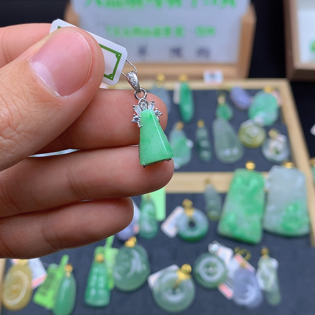 翡翠颈饰未镶嵌翡翠