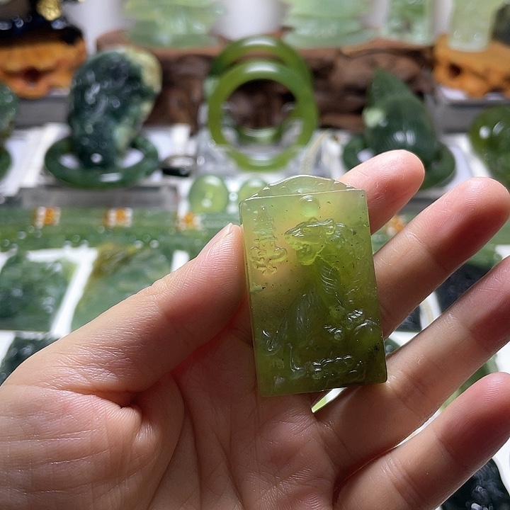 蛇纹石玉颈饰未镶嵌