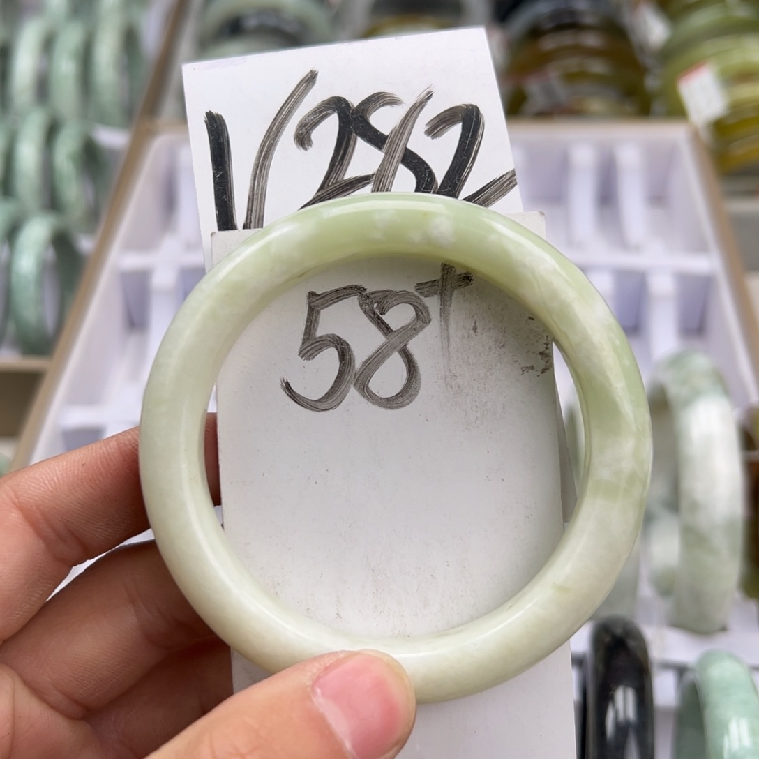 岫玉手镯未镶嵌天然岫玉