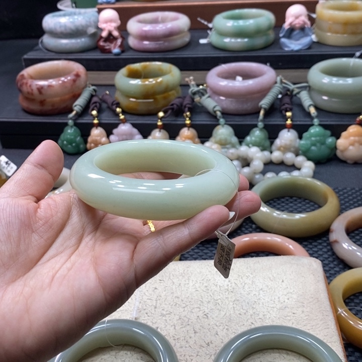 未镶嵌手镯石英岩玉