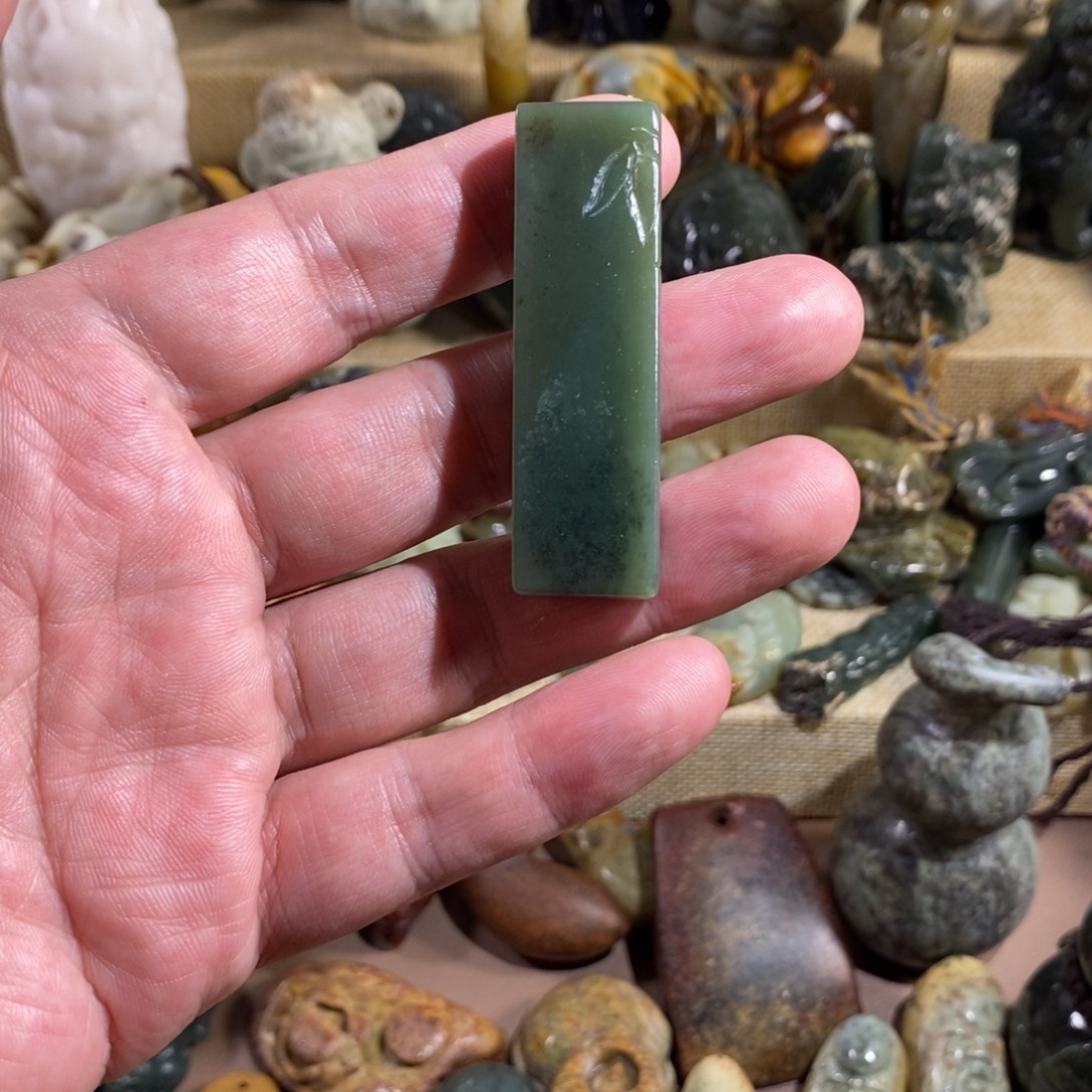 未镶嵌岫岩河磨玉（透闪石质玉）挂件