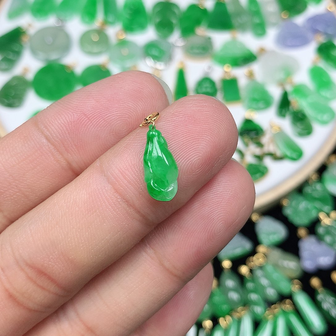 翡翠配石18K金扣头 缅料精美飘阳绿小玉兰花