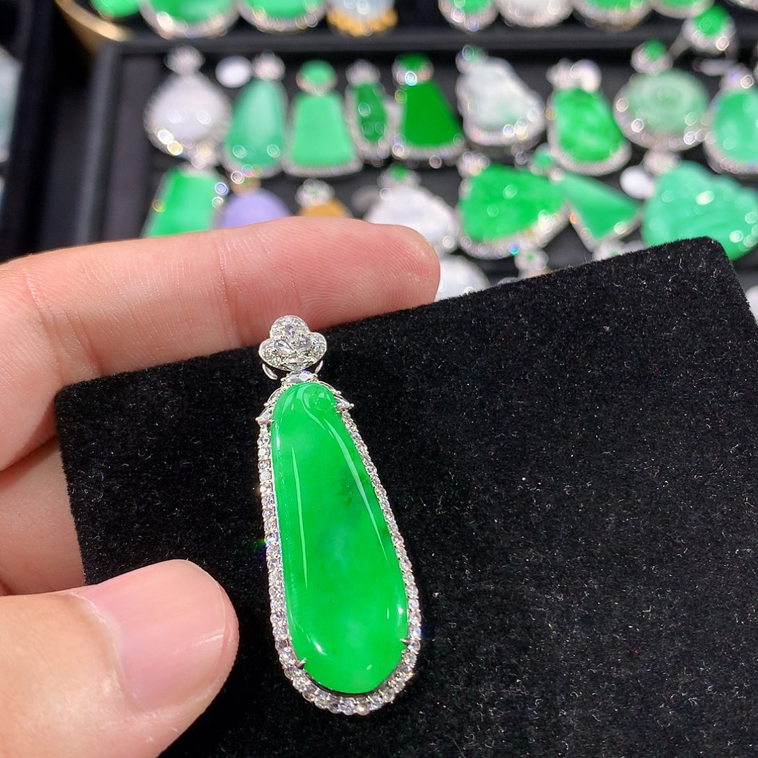 翡翠18K金镶嵌颈饰