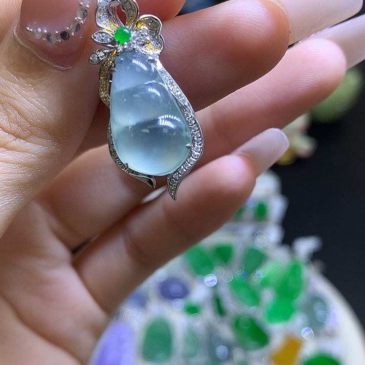 翡翠18K金镶嵌颈饰