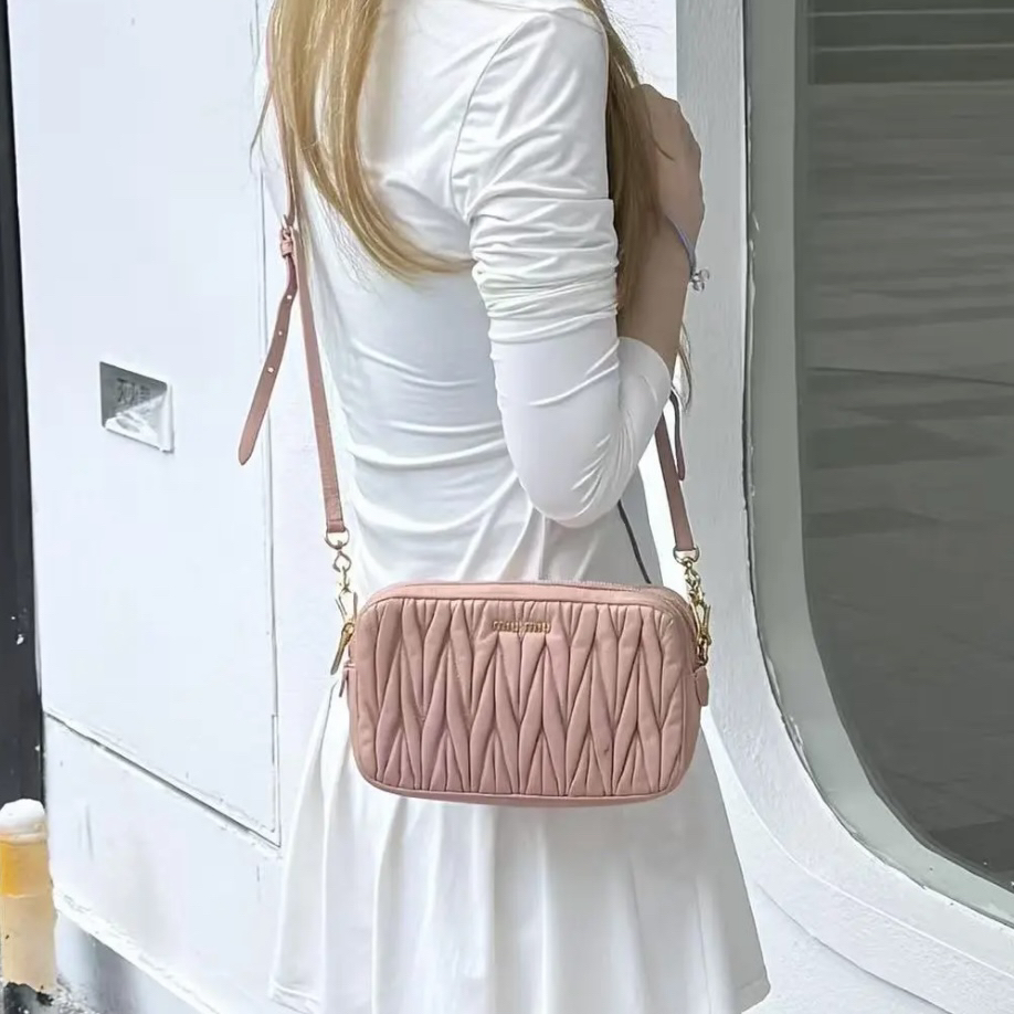 95新 MIU MIU/缪缪 缪缪粉色褶皱相机包