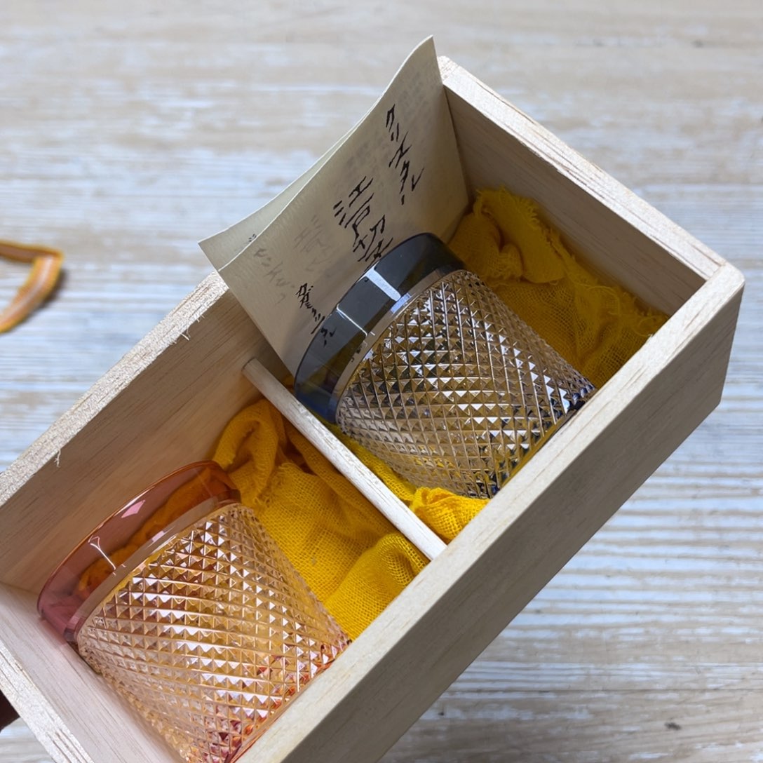 瓷片密密麻麻地排列着一个