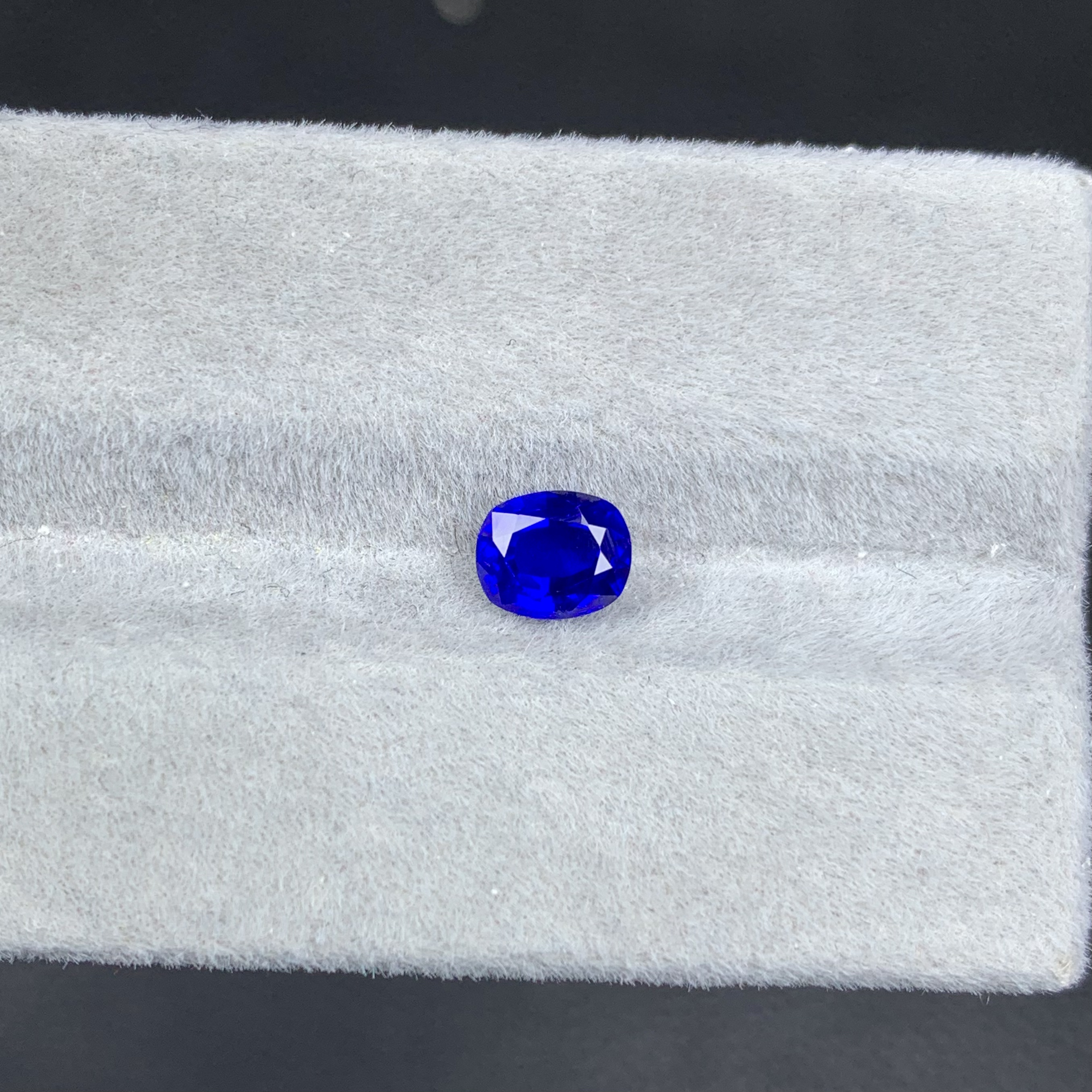 天然皇家蓝蓝宝石裸石0.92克拉4.9*6mm