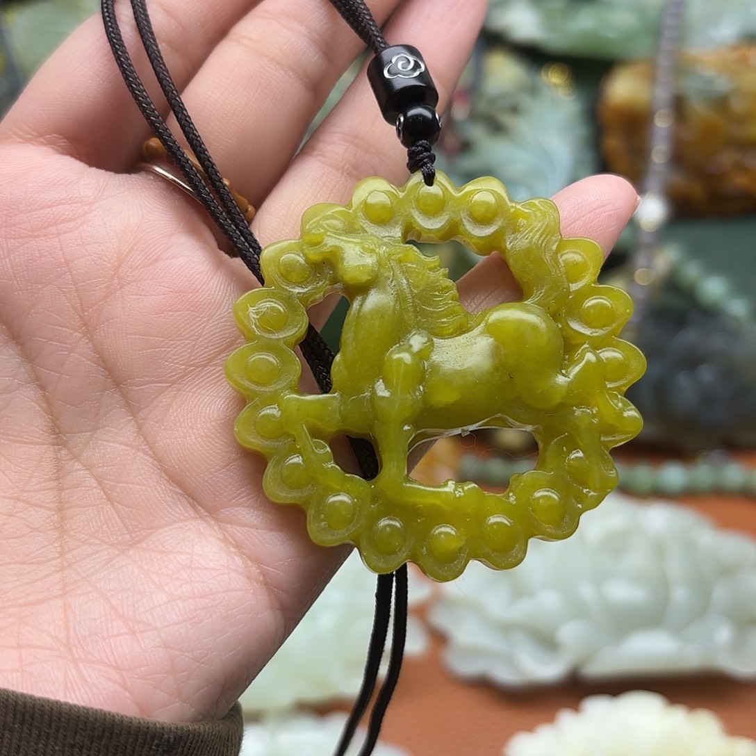 蛇纹石玉未镶嵌颈饰