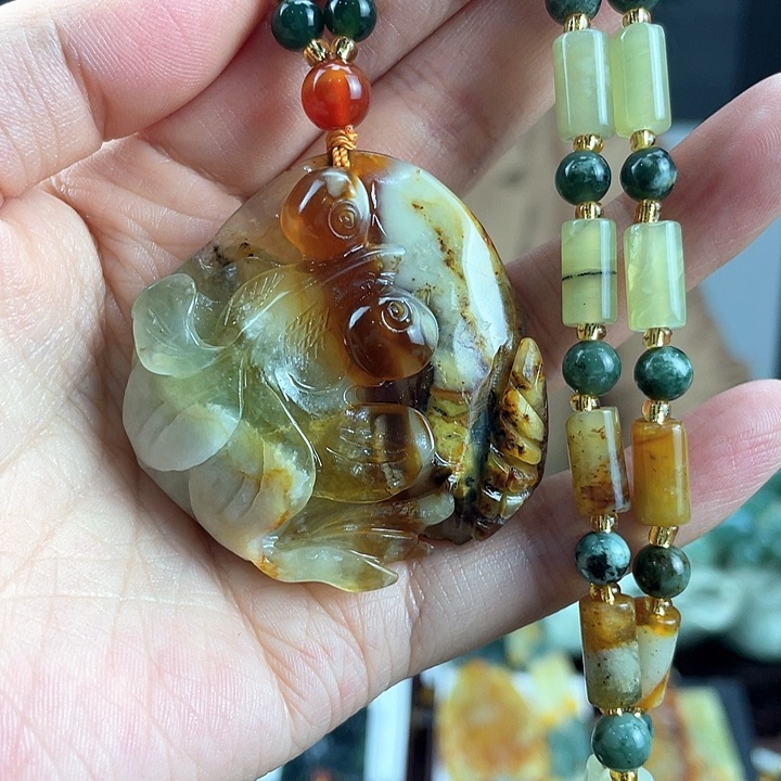 蛇纹石玉颈饰未镶嵌