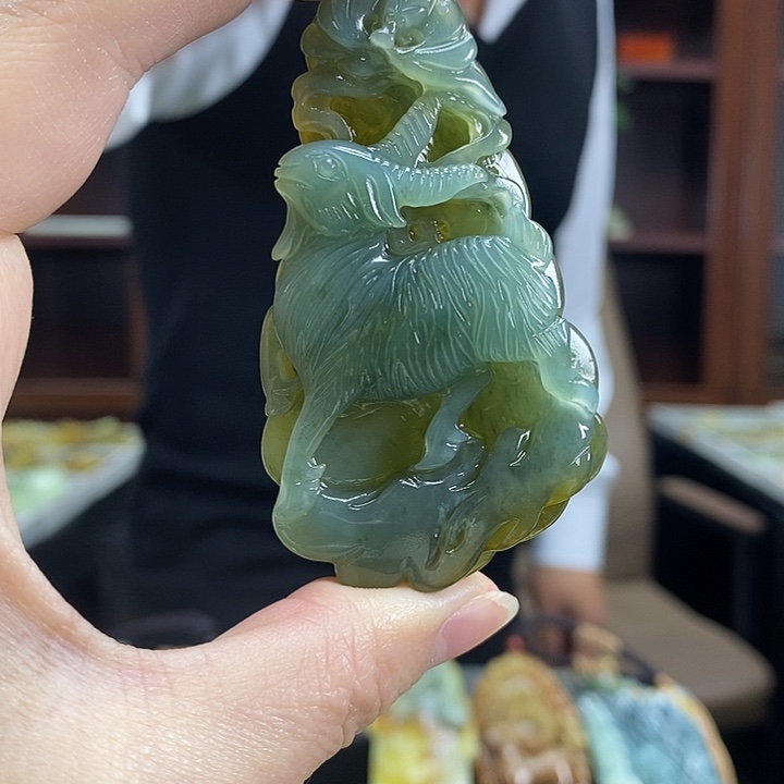 蛇纹石玉未镶嵌颈饰