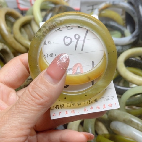 岫岩老玉（透闪石质玉）手镯未镶嵌