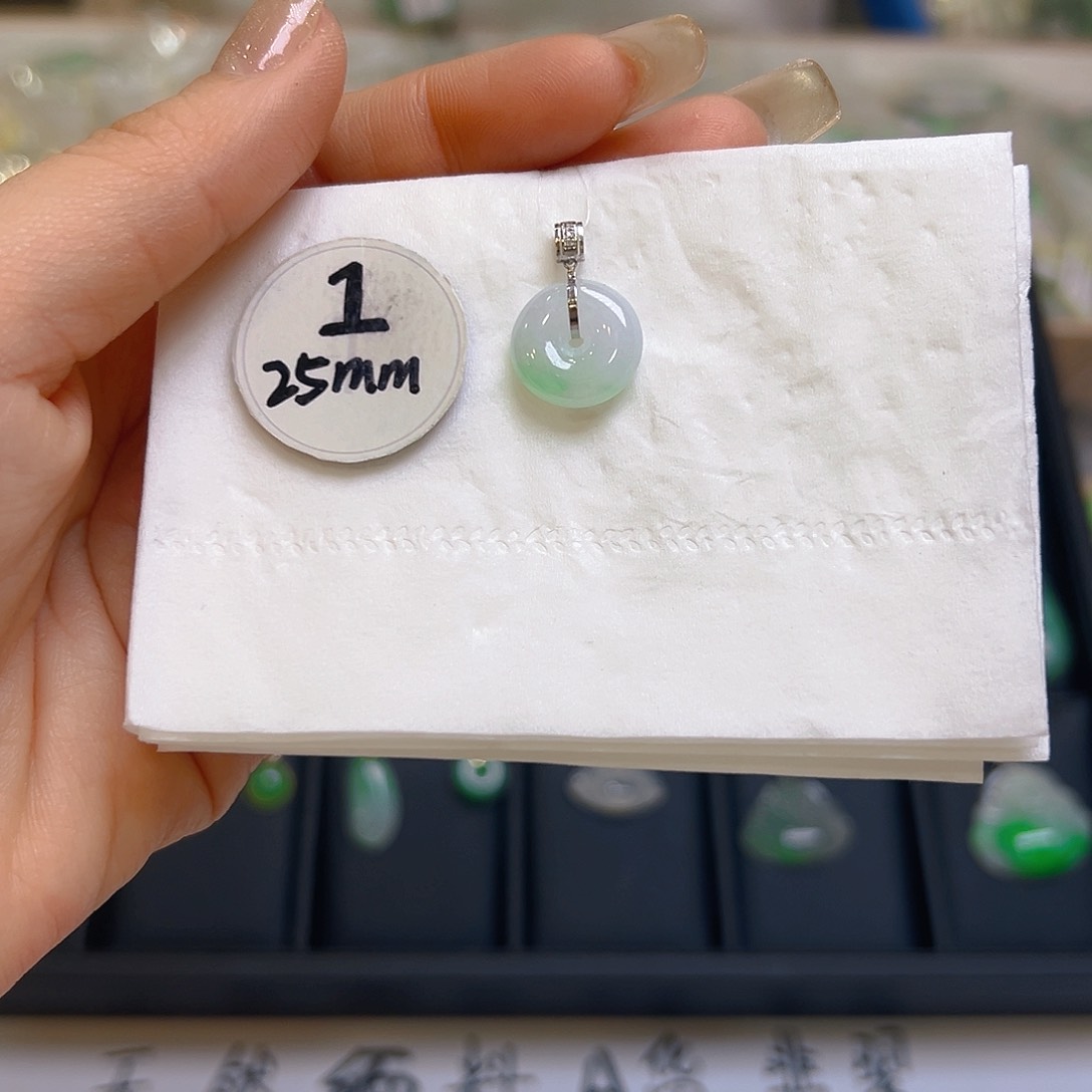 翡翠颈饰18K金镶嵌翡翠