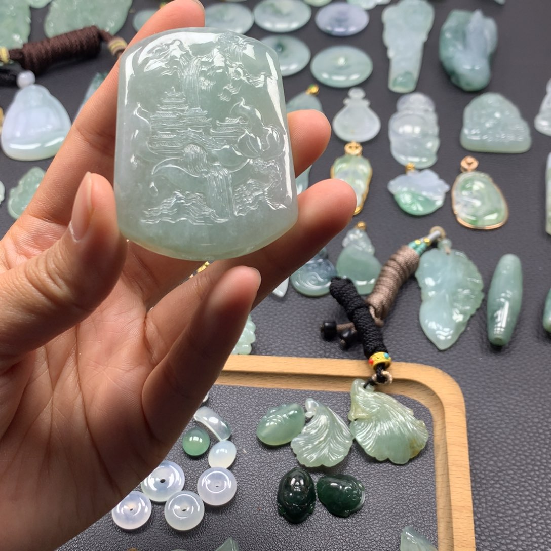 翡翠颈饰未镶嵌山水