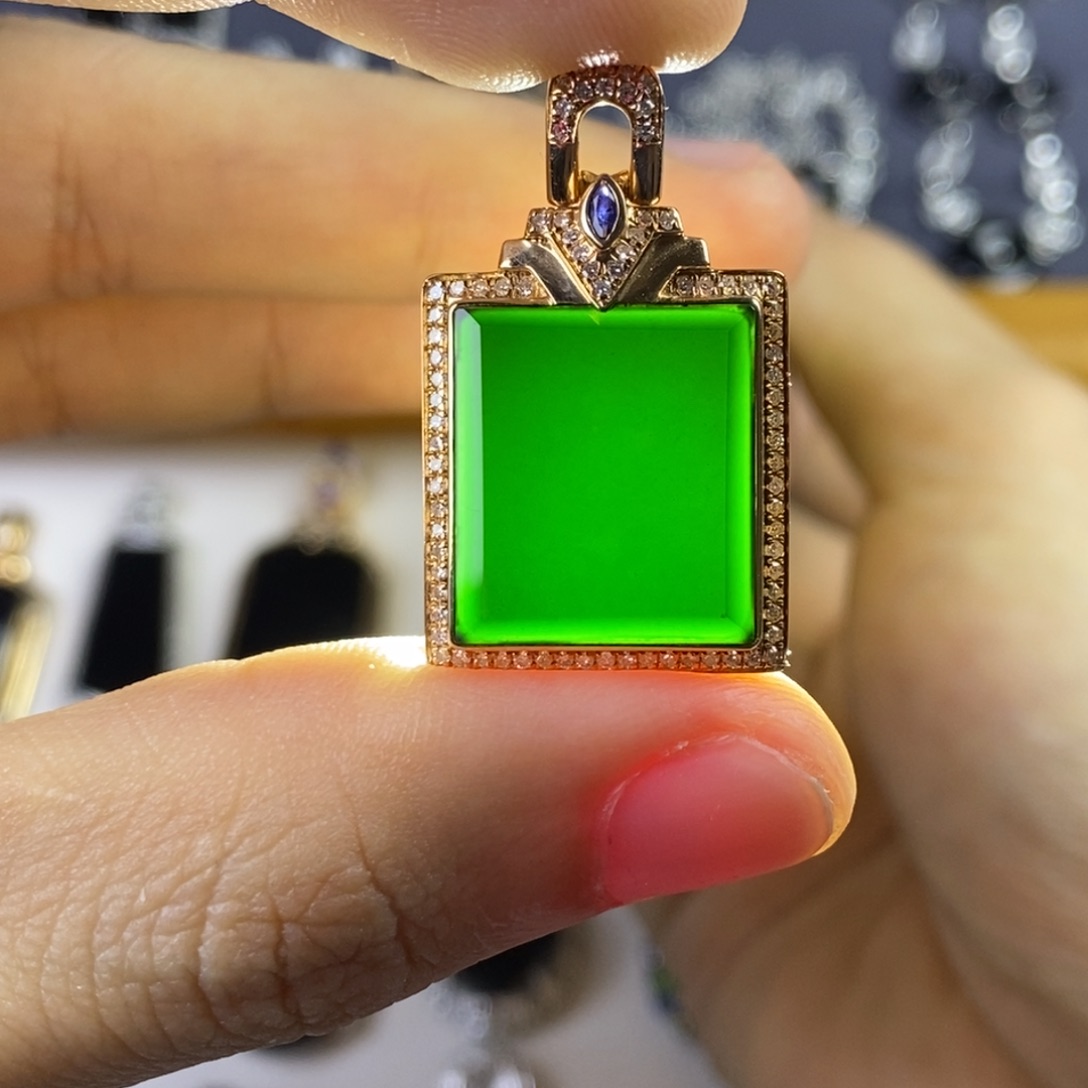 颈饰18K金镶嵌翡翠