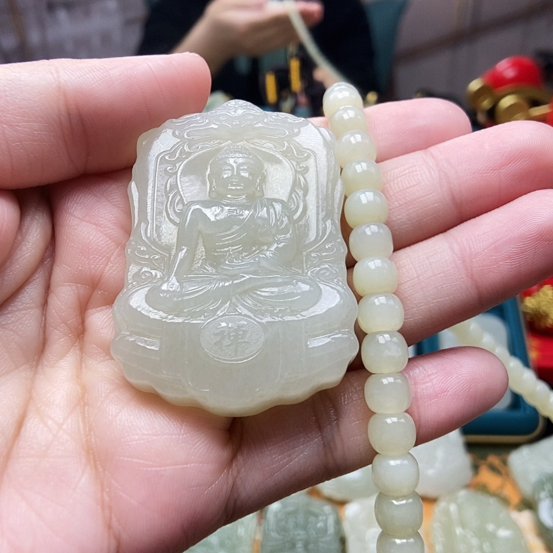 和田玉颈饰未镶嵌小**人