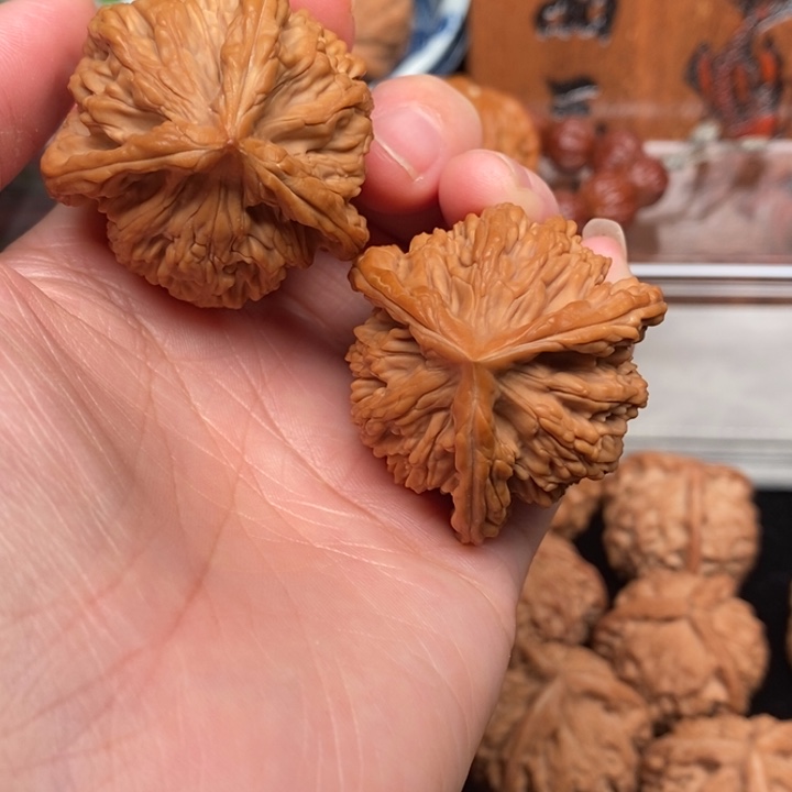 齐***族文玩核桃吊坠虎头奔