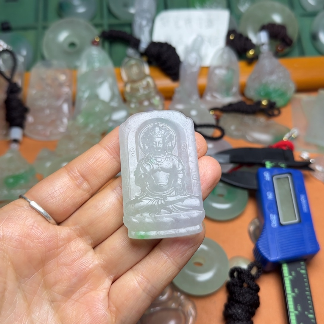 翡翠未镶嵌颈饰度母观音