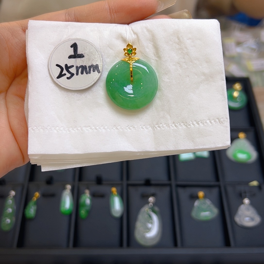 翡翠颈饰18K金镶嵌翡翠